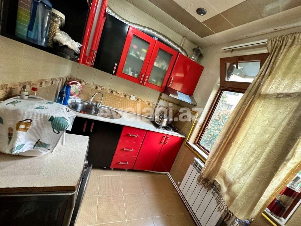 Satılır, köhnə tikili, 3 otaqlı, 70 m², Bakı, Nəsimi r, 3-cü mikrorayon q, Memar Əcəmi m.