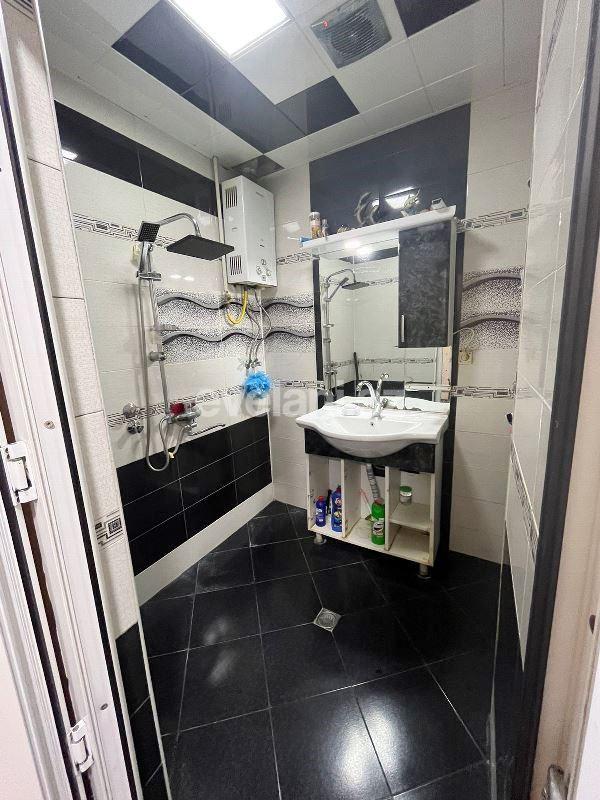 Satılır, köhnə tikili, 3 otaqlı, 55 m², Bakı, Suraxanı r, Yeni Günəşli q, Xalqlar Dostluğu m.