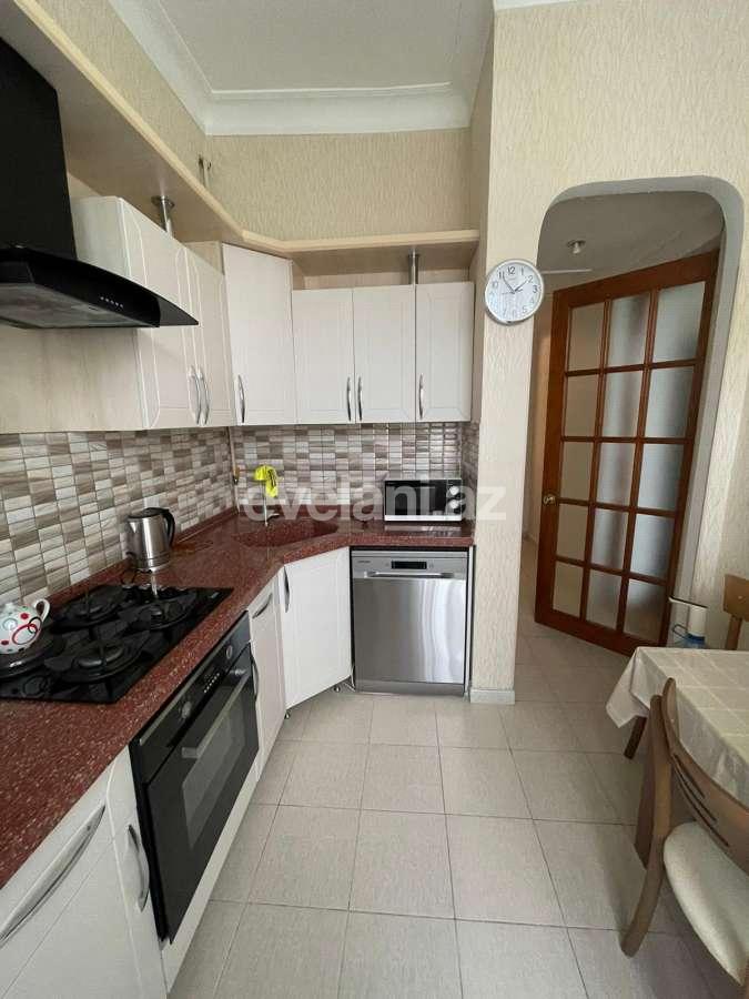 Сдаётся, вторичка, 3-комнаты, 71 m², Баку, Ясамальский r, Элмляр Академиясы m.