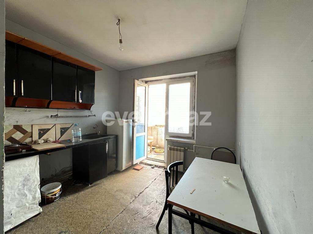 Satılır, köhnə tikili, 3 otaqlı, 80 m², Bakı, Suraxanı r, Yeni Günəşli q, Xalqlar Dostluğu m.