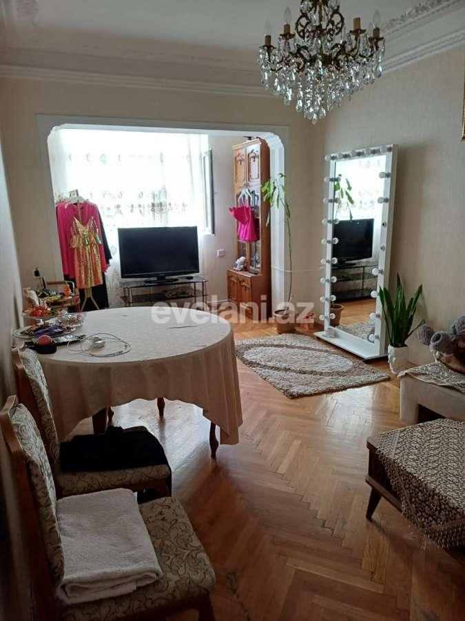 Satılır, köhnə tikili, 3 otaqlı, 74 m², Bakı, Nəsimi r, 4-cü mikrorayon q, Memar Əcəmi m.