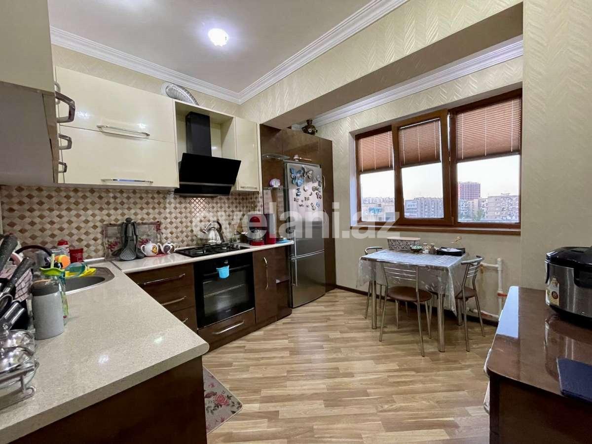 Satılır, köhnə tikili, 2 otaqlı, 65 m², Bakı, Binəqədi r, 8-ci mikrorayon q, Azadlıq prospekti m.
