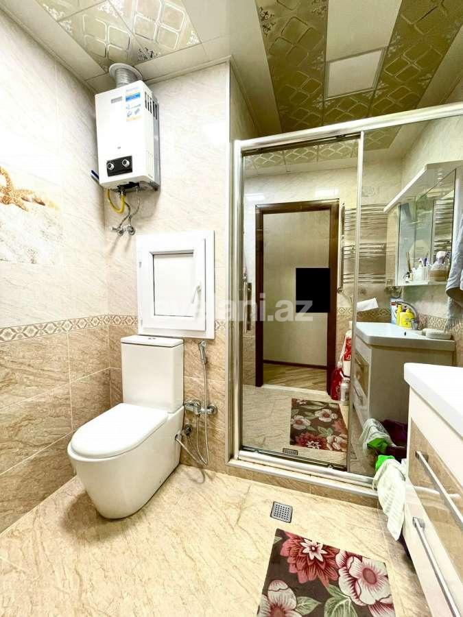 Satılır, köhnə tikili, 2 otaqlı, 65 m², Bakı, Binəqədi r, 8-ci mikrorayon q, Azadlıq prospekti m.