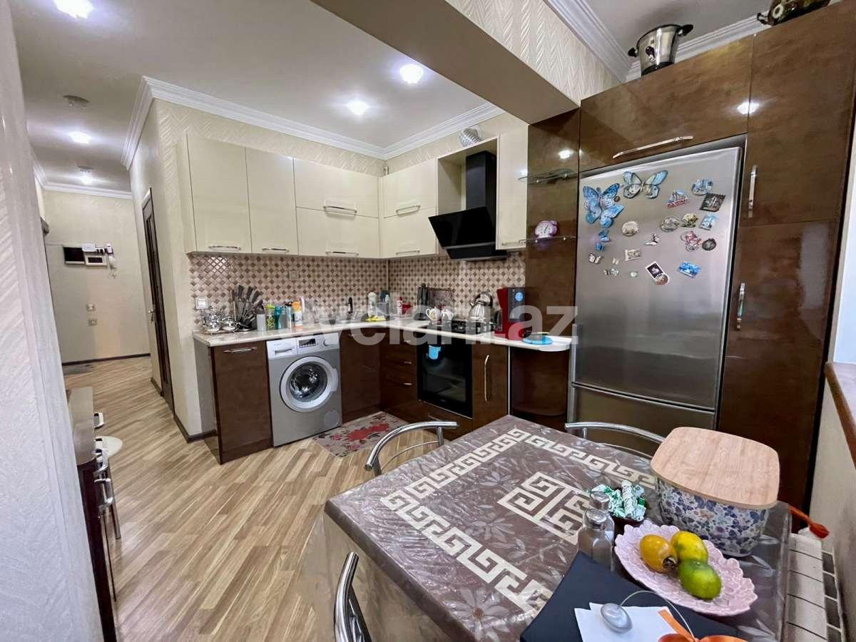 Satılır, köhnə tikili, 2 otaqlı, 65 m², Bakı, Binəqədi r, 8-ci mikrorayon q, Azadlıq prospekti m.