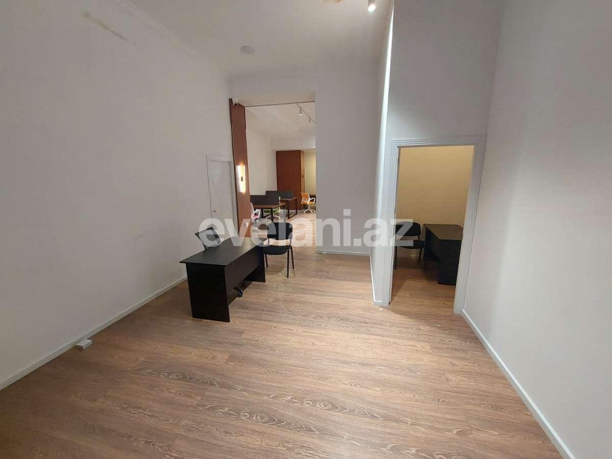 Сдаётся, офис, 3-комнаты, 130 m², Баку, Хатаинский r, Шах Исмаил Хатаи m.