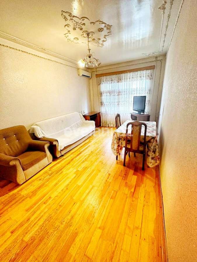Kirayə verilir, köhnə tikili, 2 otaqlı, 70 m², Bakı, Nəsimi r, 4-cü mikrorayon q, Memar Əcəmi m.