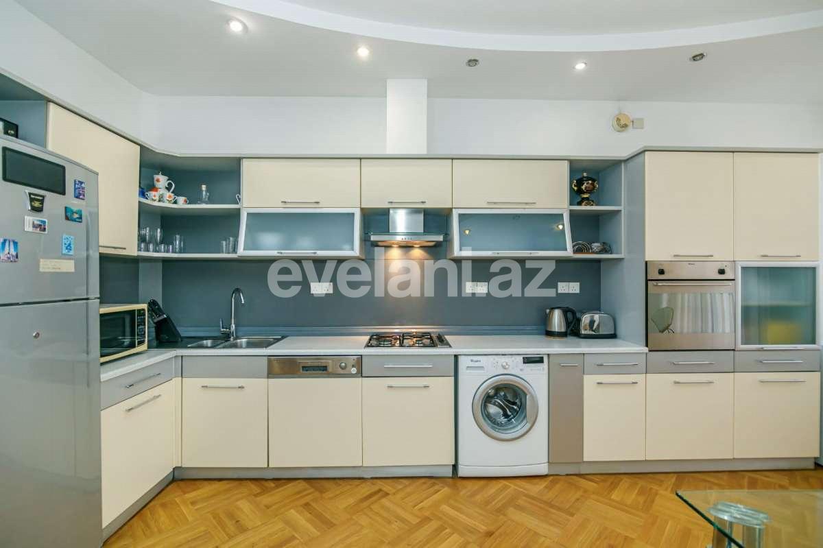 Kirayə verilir, köhnə tikili, 3 otaqlı, 140 m², Bakı, Səbail r, Sahil m.
