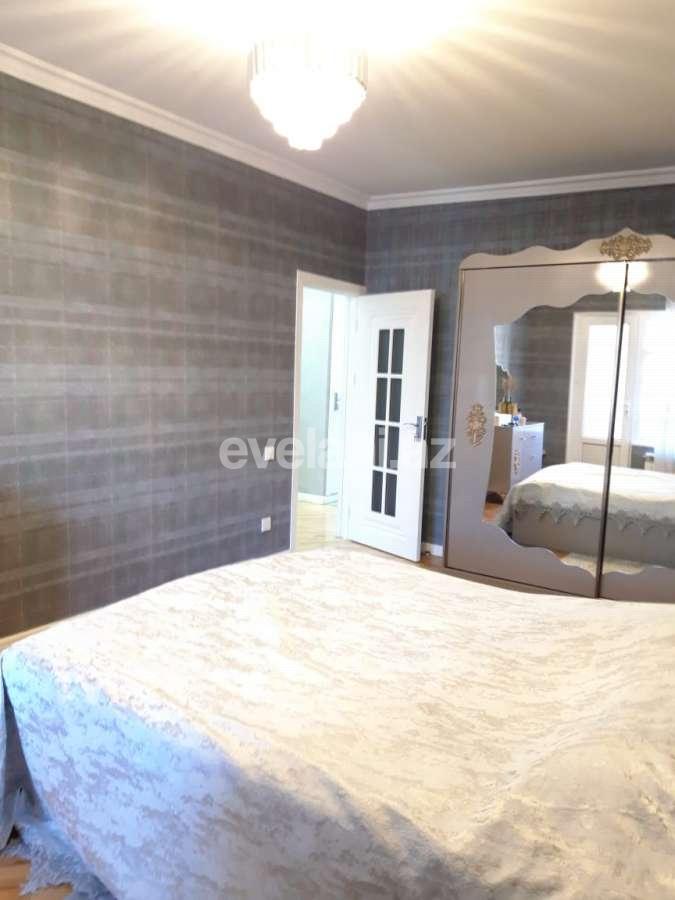 Satılır, köhnə tikili, 3 otaqlı, 90 m², Bakı, Binəqədi r, 8-ci mikrorayon q, Azadlıq prospekti m.