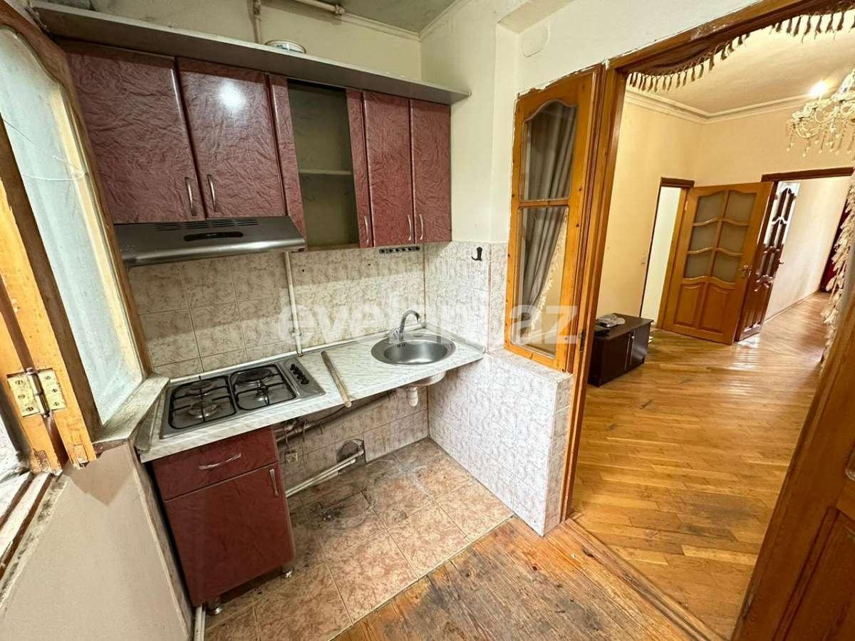 Satılır, köhnə tikili, 3 otaqlı, 40 m², Bakı, Nəsimi r, 5-ci mikrorayon q, Memar Əcəmi m.