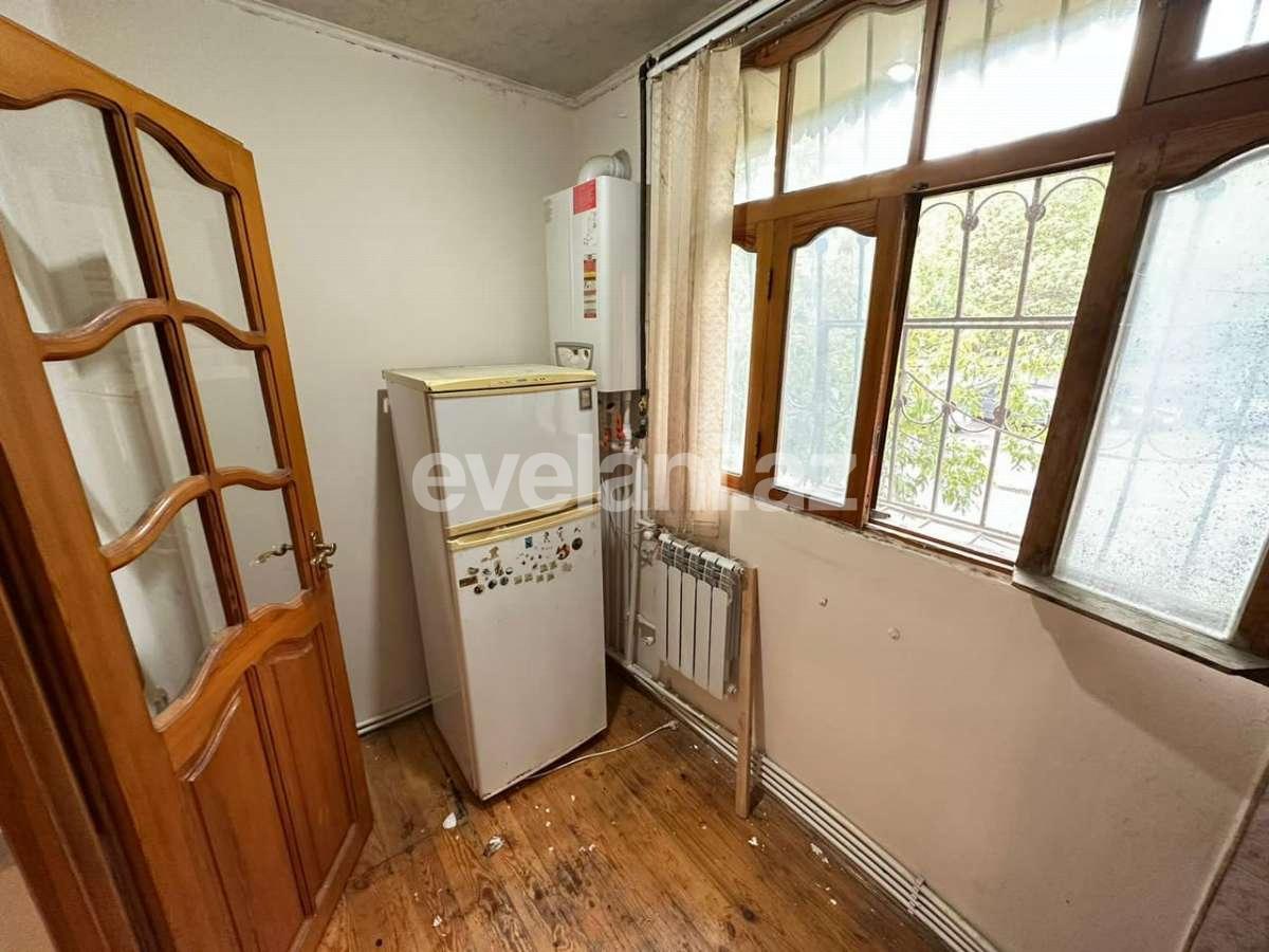 Satılır, köhnə tikili, 3 otaqlı, 40 m², Bakı, Nəsimi r, 5-ci mikrorayon q, Memar Əcəmi m.
