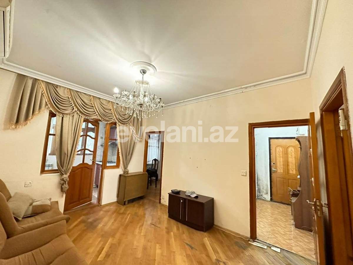 Satılır, köhnə tikili, 3 otaqlı, 40 m², Bakı, Nəsimi r, 5-ci mikrorayon q, Memar Əcəmi m.