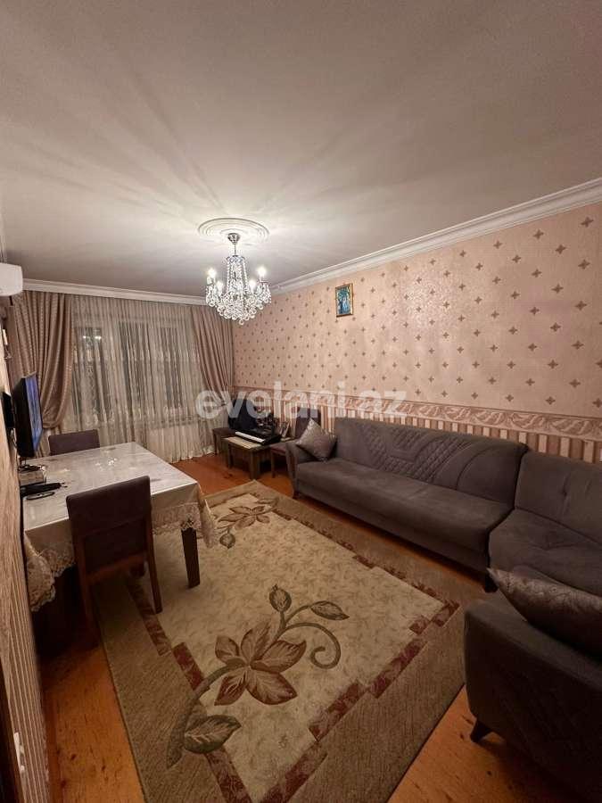 Satılır, köhnə tikili, 4 otaqlı, 110 m², Bakı, Binəqədi r, 8-ci mikrorayon q, Azadlıq prospekti m.