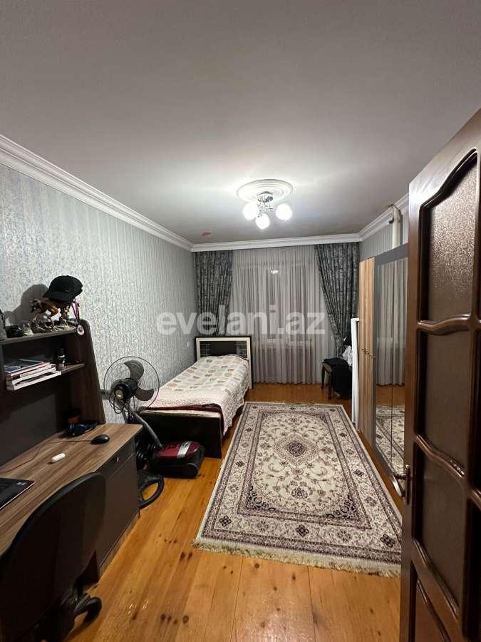Satılır, köhnə tikili, 4 otaqlı, 110 m², Bakı, Binəqədi r, 8-ci mikrorayon q, Azadlıq prospekti m.