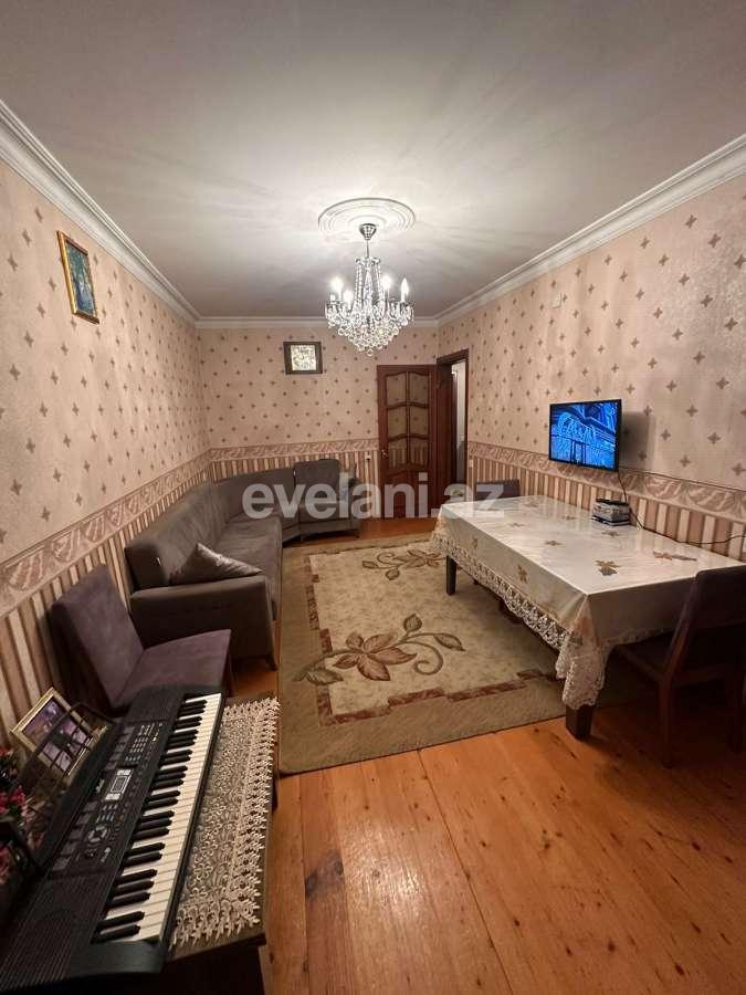 Satılır, köhnə tikili, 4 otaqlı, 110 m², Bakı, Binəqədi r, 8-ci mikrorayon q, Azadlıq prospekti m.