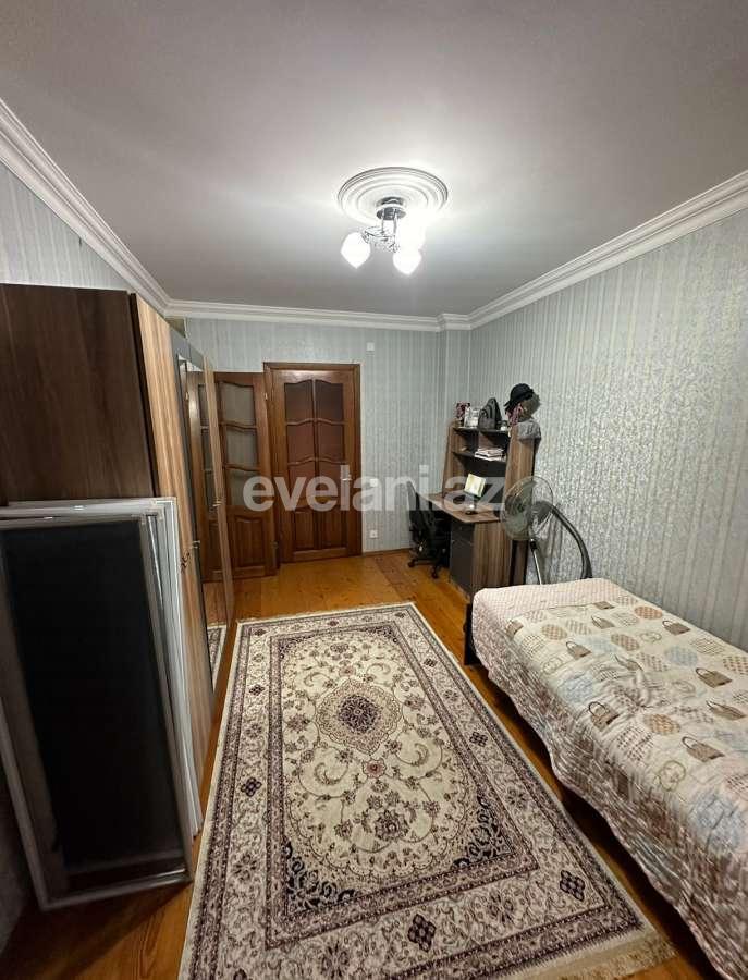 Satılır, köhnə tikili, 4 otaqlı, 110 m², Bakı, Binəqədi r, 8-ci mikrorayon q, Azadlıq prospekti m.