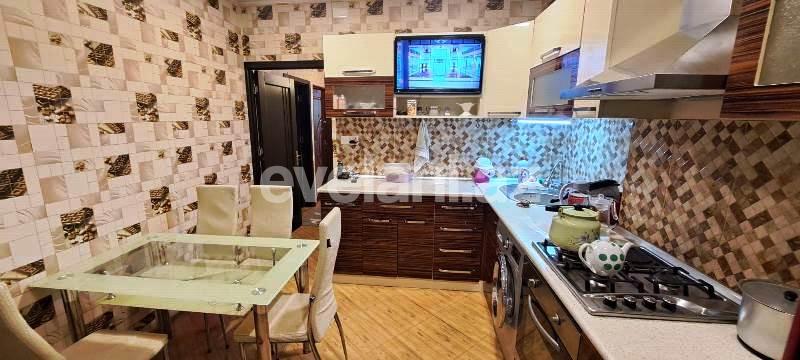 Satılır, köhnə tikili, 2 otaqlı, 60 m², Bakı, Suraxanı r, Yeni Günəşli q, Xalqlar Dostluğu m.