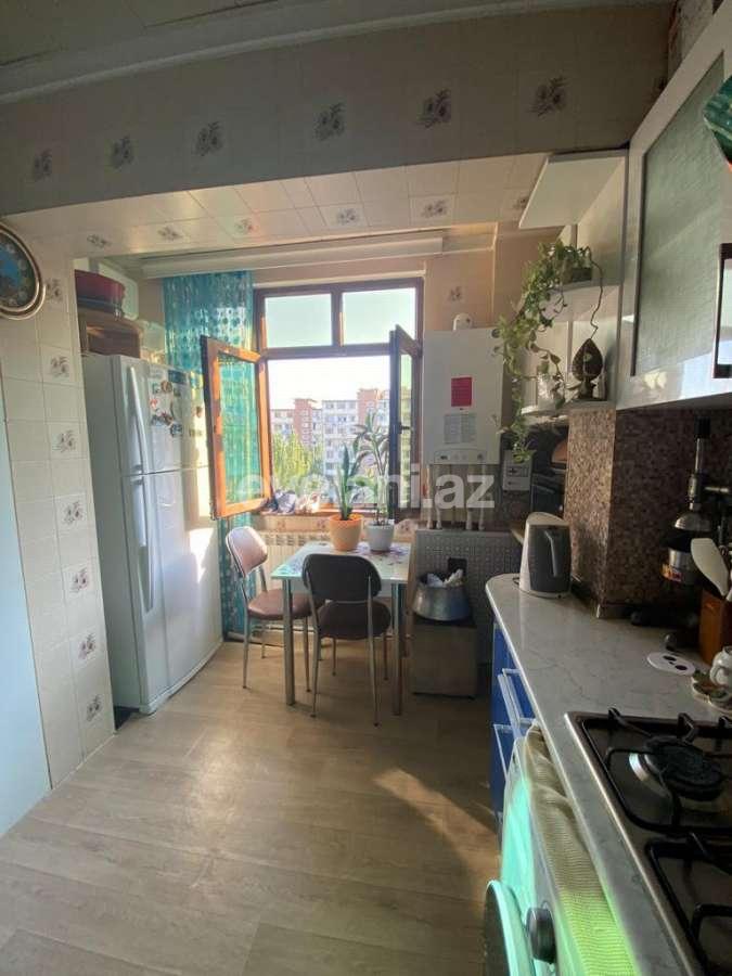 Satılır, köhnə tikili, 3 otaqlı, 100 m², Bakı, Nəsimi r, 4-cü mikrorayon q, Memar Əcəmi m.