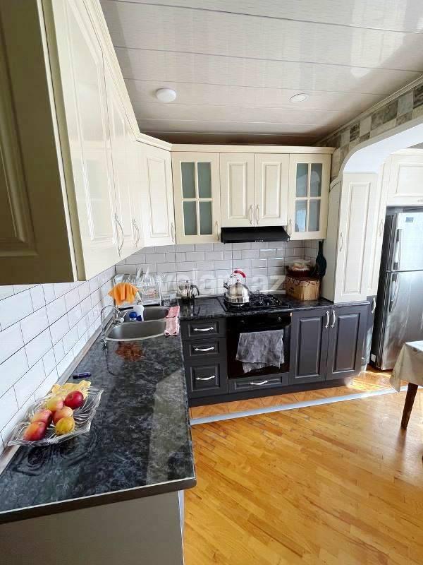 Satılır, köhnə tikili, 3 otaqlı, 80 m², Bakı, Nizami r, 8-ci kilometr q, Neftçilər m.