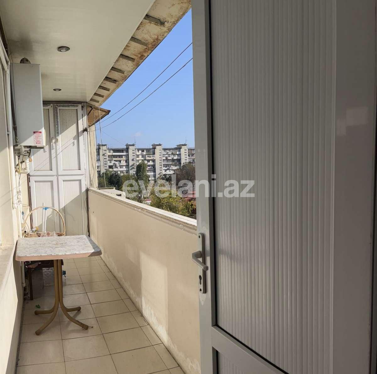 Satılır, köhnə tikili, 4 otaqlı, 120 m², Bakı, Binəqədi r, 8-ci mikrorayon q, Azadlıq prospekti m.