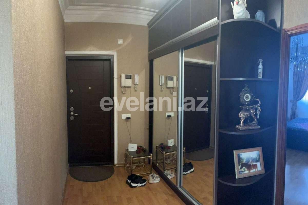 Satılır, köhnə tikili, 4 otaqlı, 120 m², Bakı, Binəqədi r, 8-ci mikrorayon q, Azadlıq prospekti m.