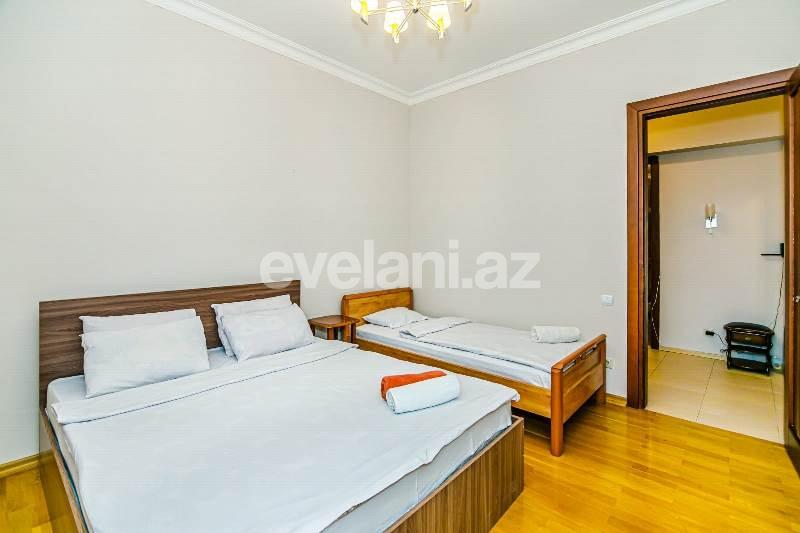 Satılır, köhnə tikili, 3 otaqlı, 80 m², Bakı, Səbail r, Sahil m.