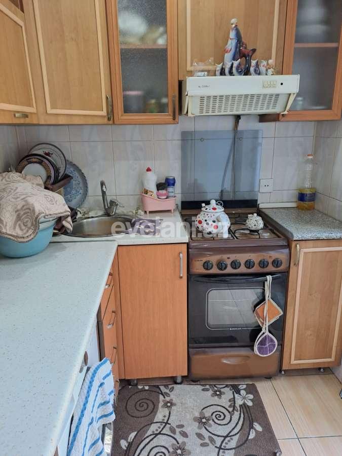 Satılır, köhnə tikili, 3 otaqlı, 60 m², Bakı, Nizami r, Qara Qarayev m.