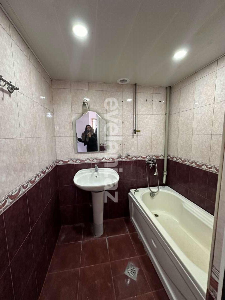 Satılır, köhnə tikili, 2 otaqlı, 65 m², Bakı, Nizami r, 8-ci kilometr q, Xalqlar Dostluğu m.