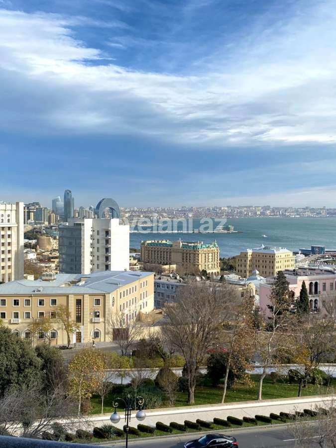 Продаётся, вторичка, 3-комнаты, 70 m², Баку, Сабаильский r, Ичери Шехер m.