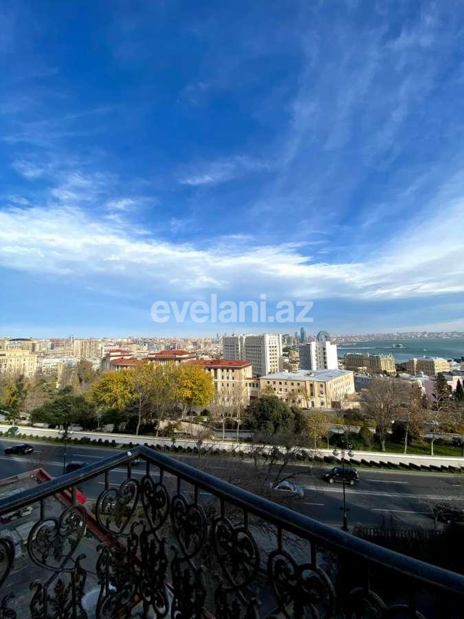 Продаётся, вторичка, 3-комнаты, 70 m², Баку, Сабаильский r, Ичери Шехер m.