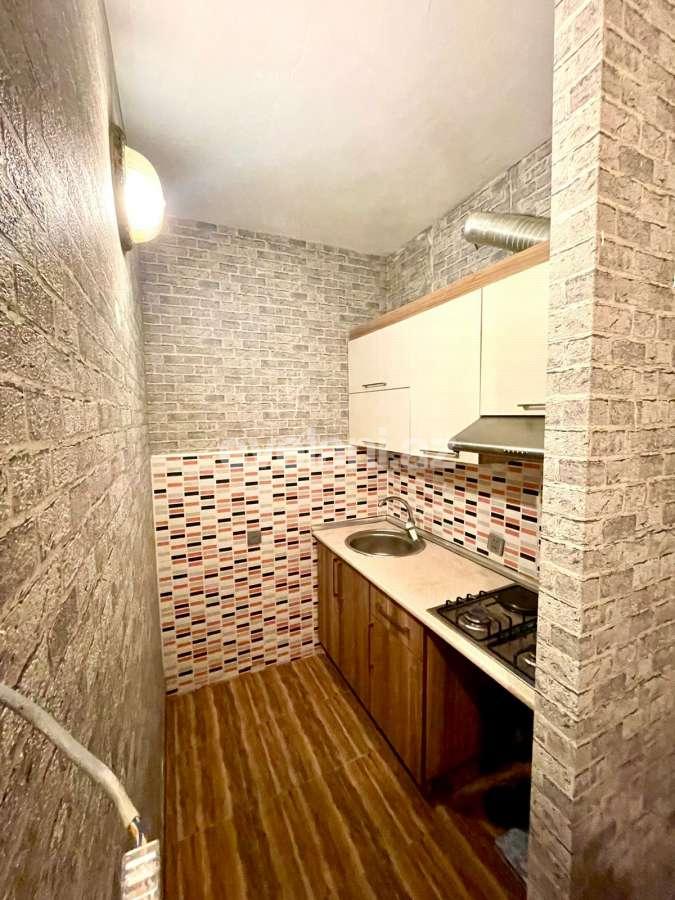 Satılır, köhnə tikili, 2 otaqlı, 35.99 m², Bakı, Nəsimi r, 5-ci mikrorayon q, Memar Əcəmi m.