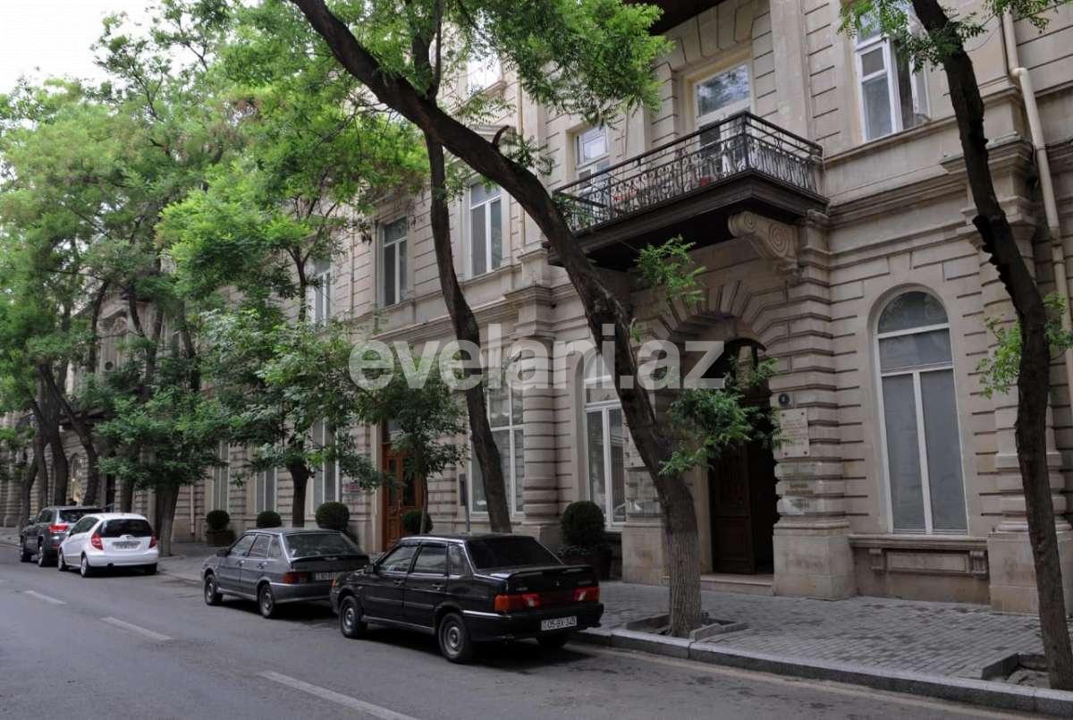 Kirayə verilir, köhnə tikili, 2 otaqlı, 97 m², Bakı, Səbail r, Sahil m.