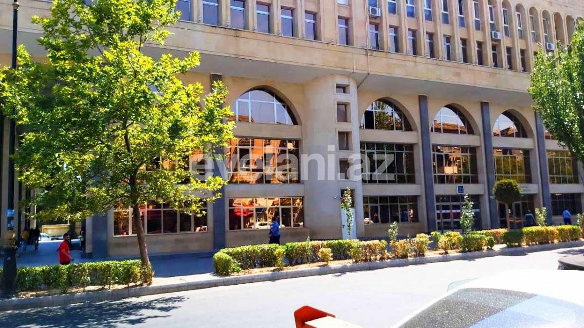 Продаётся, вторичка, 3-комнаты, 70 m², Баку, Ясамальский r, Элмляр Академиясы m.