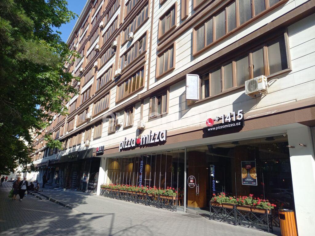 Satılır, köhnə tikili, 3 otaqlı, 95 m², Bakı, Binəqədi r, 8-ci mikrorayon q, Azadlıq prospekti m.