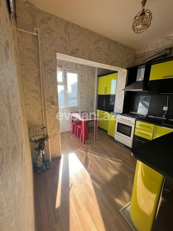 Satılır, köhnə tikili, 3 otaqlı, 95 m², Bakı, Binəqədi r, 8-ci mikrorayon q, Azadlıq prospekti m.