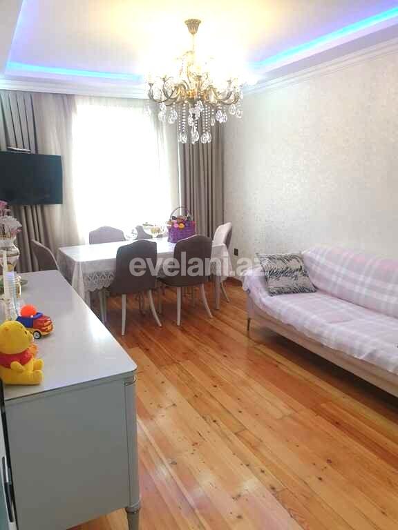 Satılır, köhnə tikili, 3 otaqlı, 85 m², Bakı, Binəqədi r, 8-ci mikrorayon q, Azadlıq prospekti m.