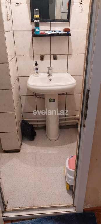 Satılır, köhnə tikili, 2 otaqlı, 70 m², Bakı, Binəqədi r, 8-ci mikrorayon q, Azadlıq prospekti m.