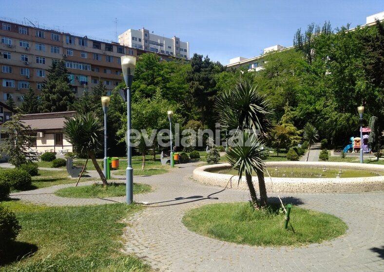 Satılır, köhnə tikili, 2 otaqlı, 70 m², Bakı, Binəqədi r, 8-ci mikrorayon q, Azadlıq prospekti m.