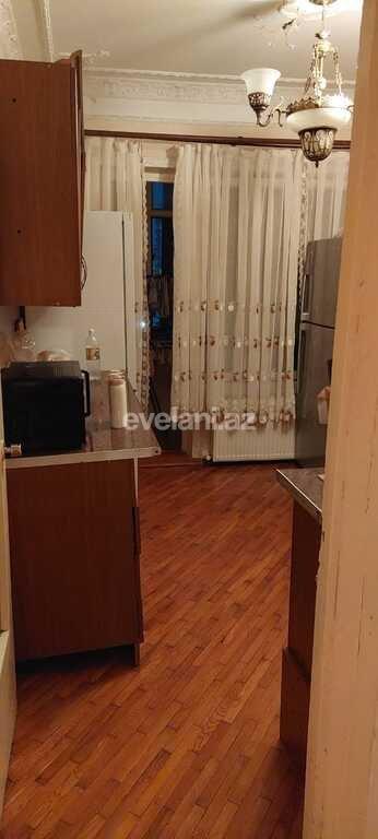 Satılır, köhnə tikili, 2 otaqlı, 70 m², Bakı, Binəqədi r, 8-ci mikrorayon q, Azadlıq prospekti m.
