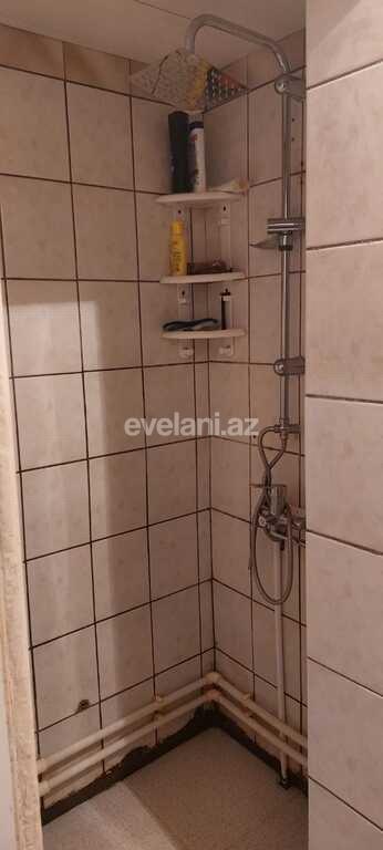 Satılır, köhnə tikili, 2 otaqlı, 70 m², Bakı, Binəqədi r, 8-ci mikrorayon q, Azadlıq prospekti m.