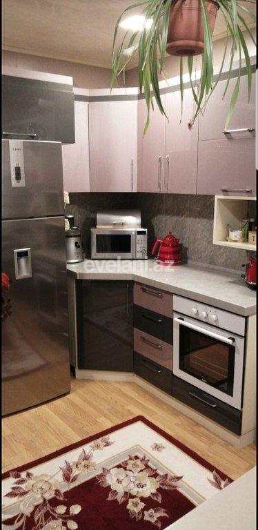 Satılır, köhnə tikili, 4 otaqlı, 110 m², Bakı, Binəqədi r, 8-ci mikrorayon q, Azadlıq prospekti m.