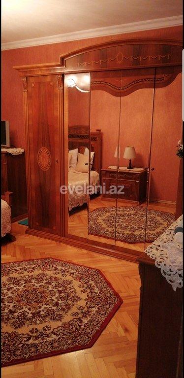 Satılır, köhnə tikili, 4 otaqlı, 110 m², Bakı, Binəqədi r, 8-ci mikrorayon q, Azadlıq prospekti m.