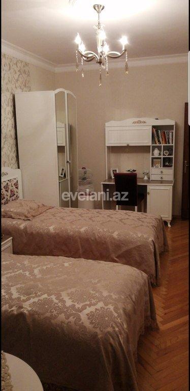 Satılır, köhnə tikili, 4 otaqlı, 110 m², Bakı, Binəqədi r, 8-ci mikrorayon q, Azadlıq prospekti m.