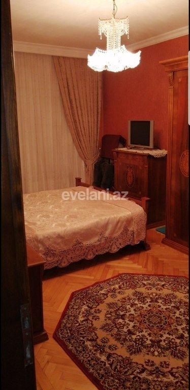 Satılır, köhnə tikili, 4 otaqlı, 110 m², Bakı, Binəqədi r, 8-ci mikrorayon q, Azadlıq prospekti m.
