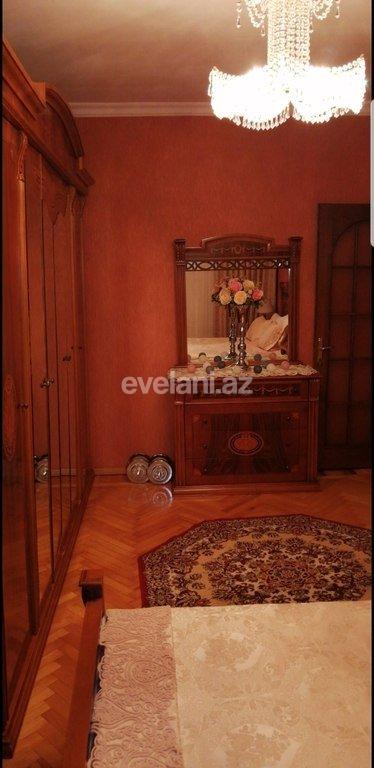 Satılır, köhnə tikili, 4 otaqlı, 110 m², Bakı, Binəqədi r, 8-ci mikrorayon q, Azadlıq prospekti m.