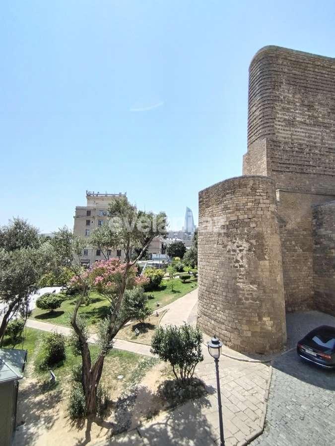 Satılır, köhnə tikili, 4 otaqlı, 100 m², Bakı, Səbail r, İçəri Şəhər m.